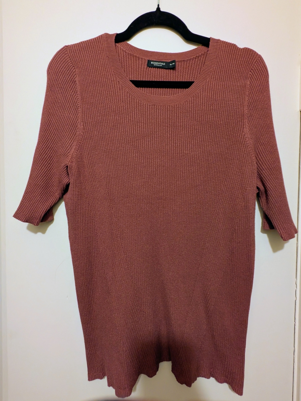 R Essential Ribbed Short-Sleeve Crew Sweater in Dusty Mauve
